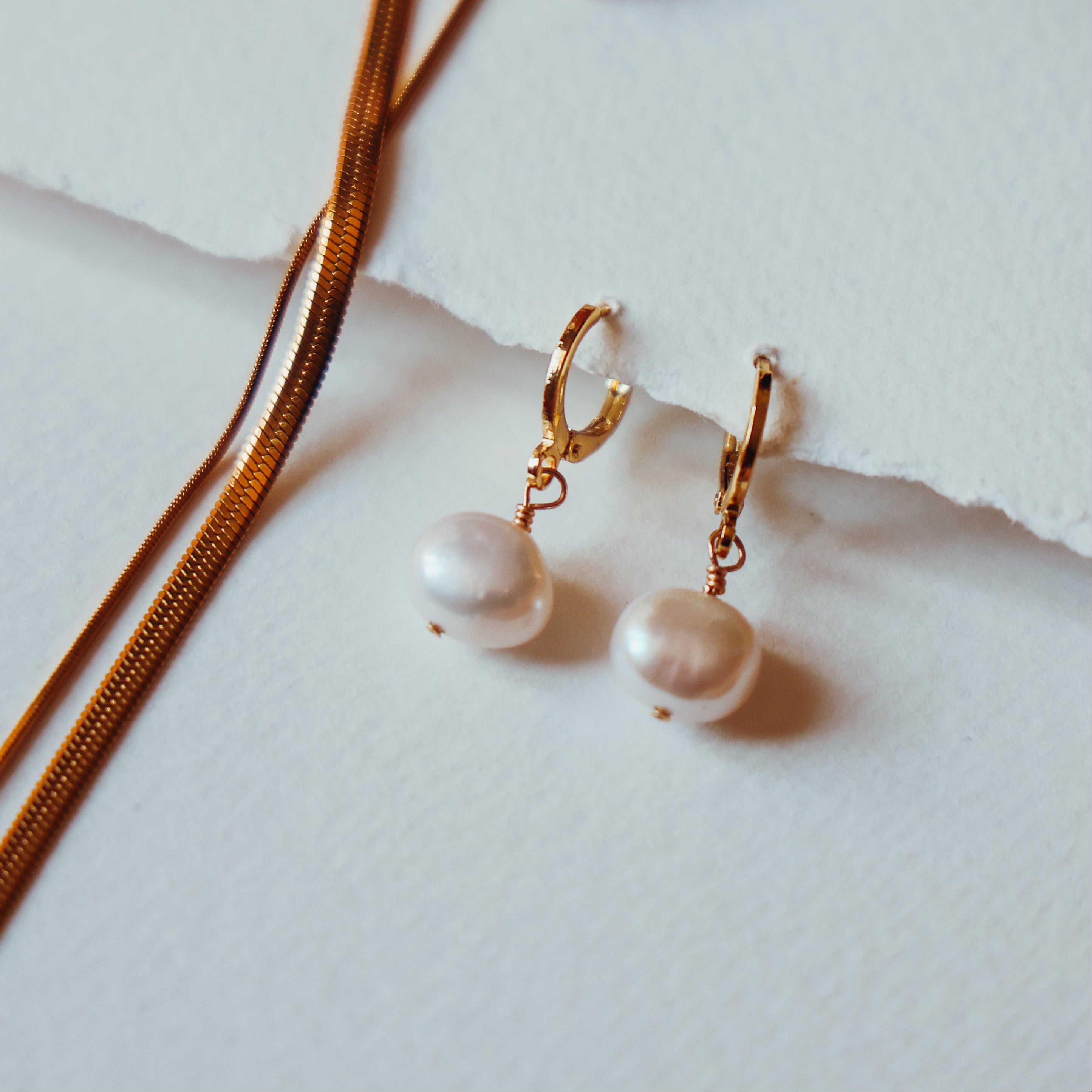 MOLLY 18k gold freshwater pearl earrings