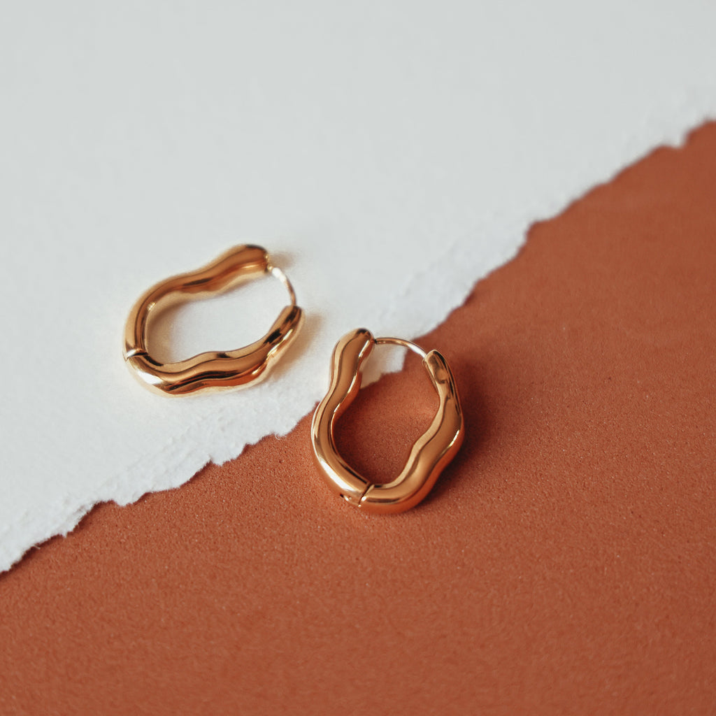ALICE 18k gold wavy hoop earrings