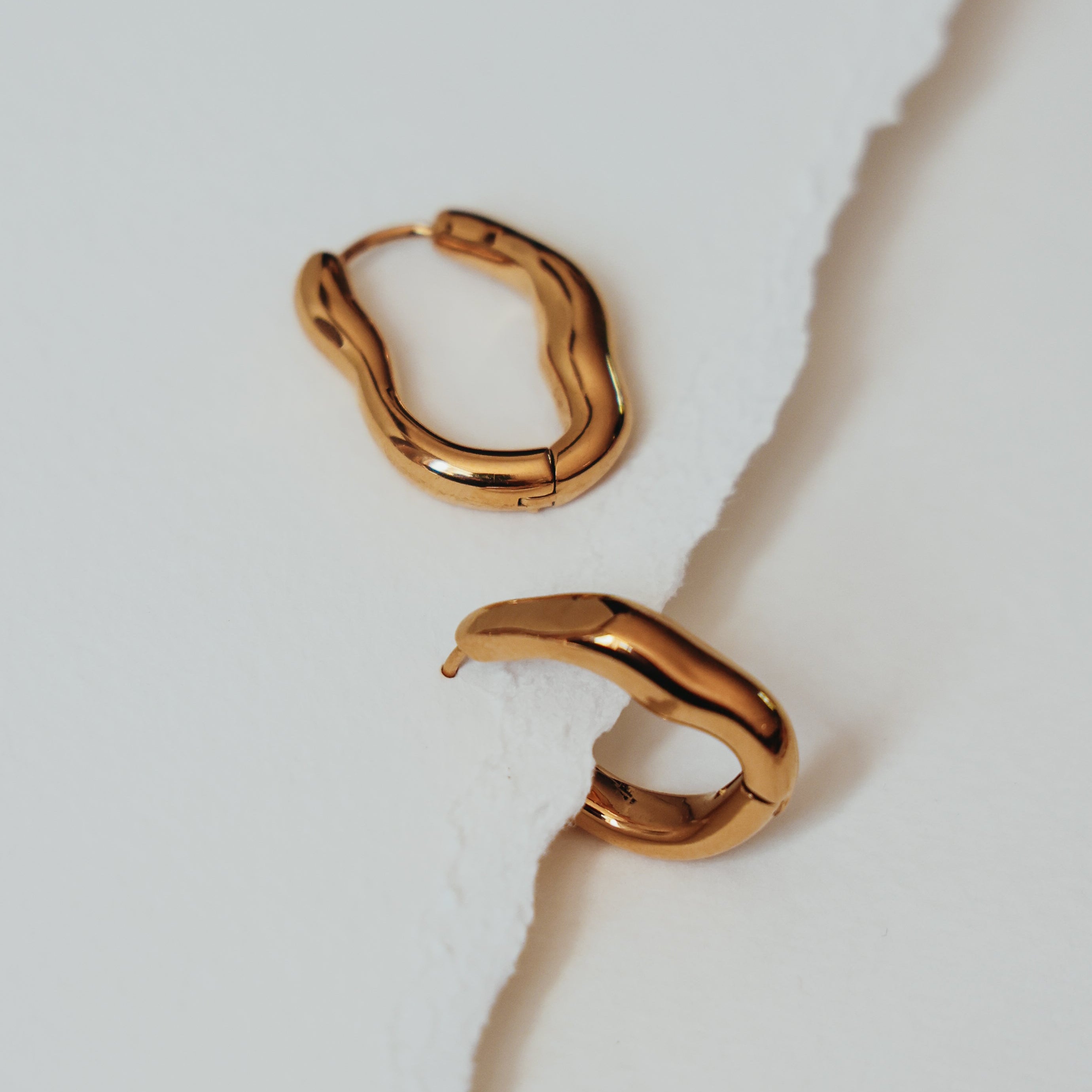 ALICE 18k gold wavy hoop earrings