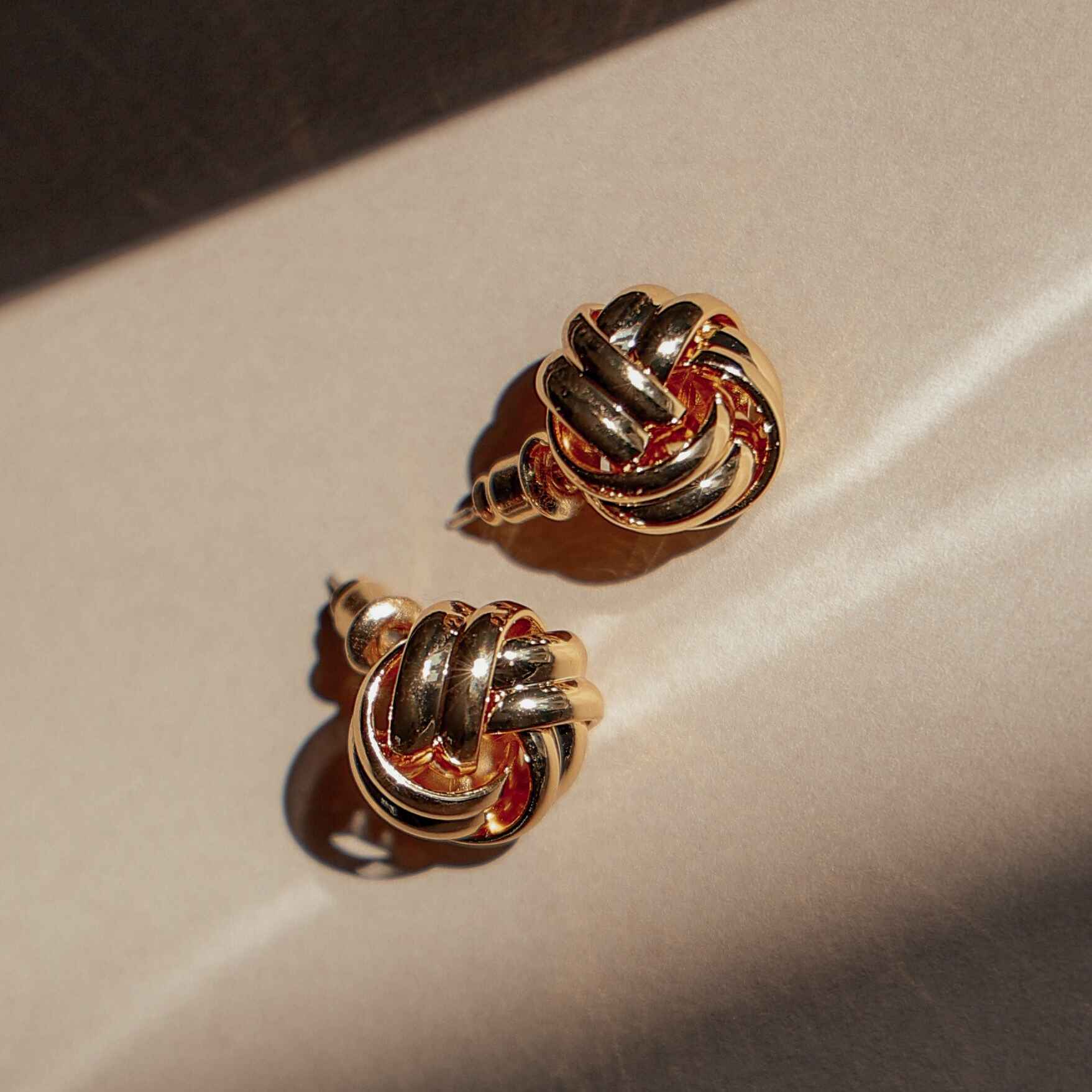 BEATRICE 18k gold knot stud earrings