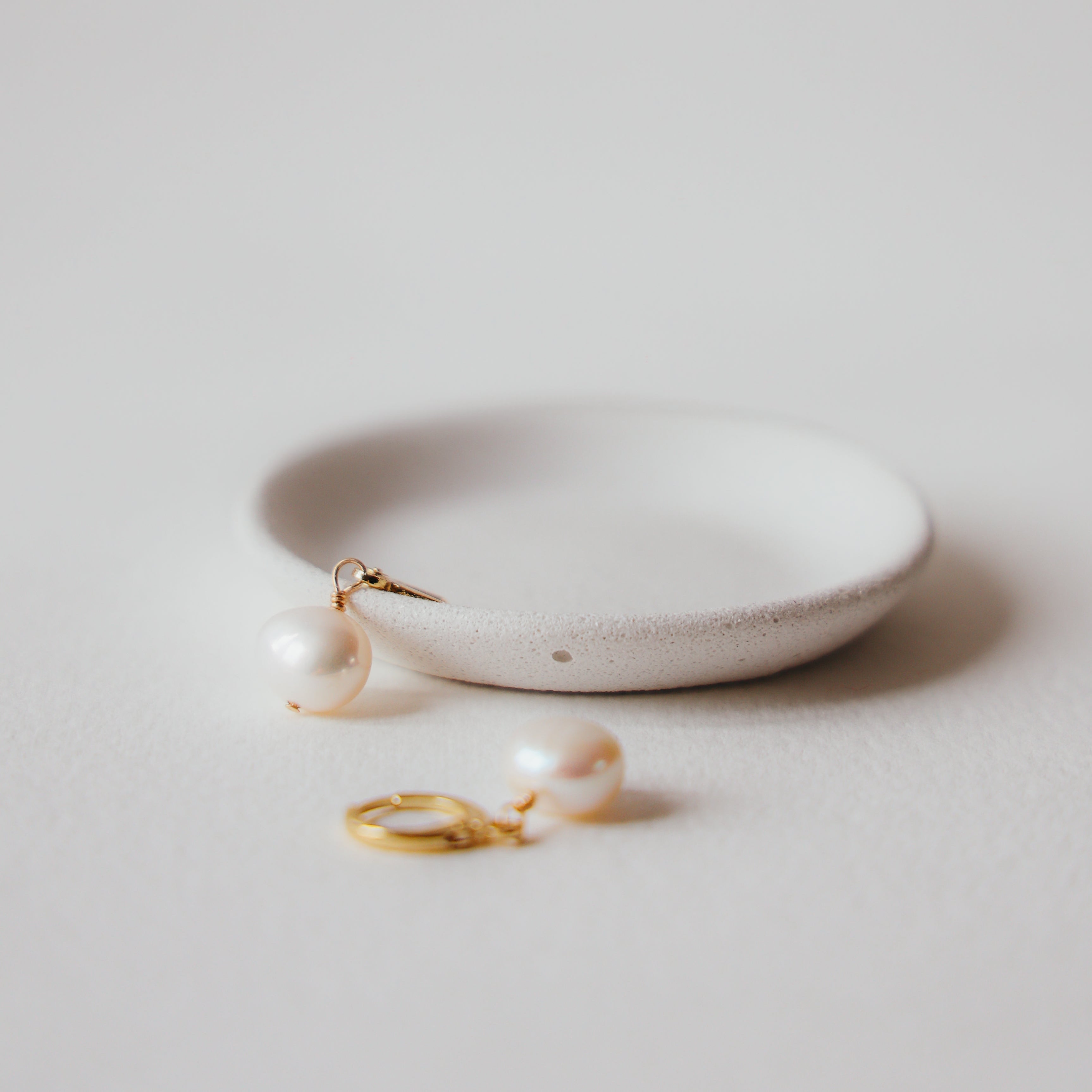 MOLLY 18k gold freshwater pearl earrings