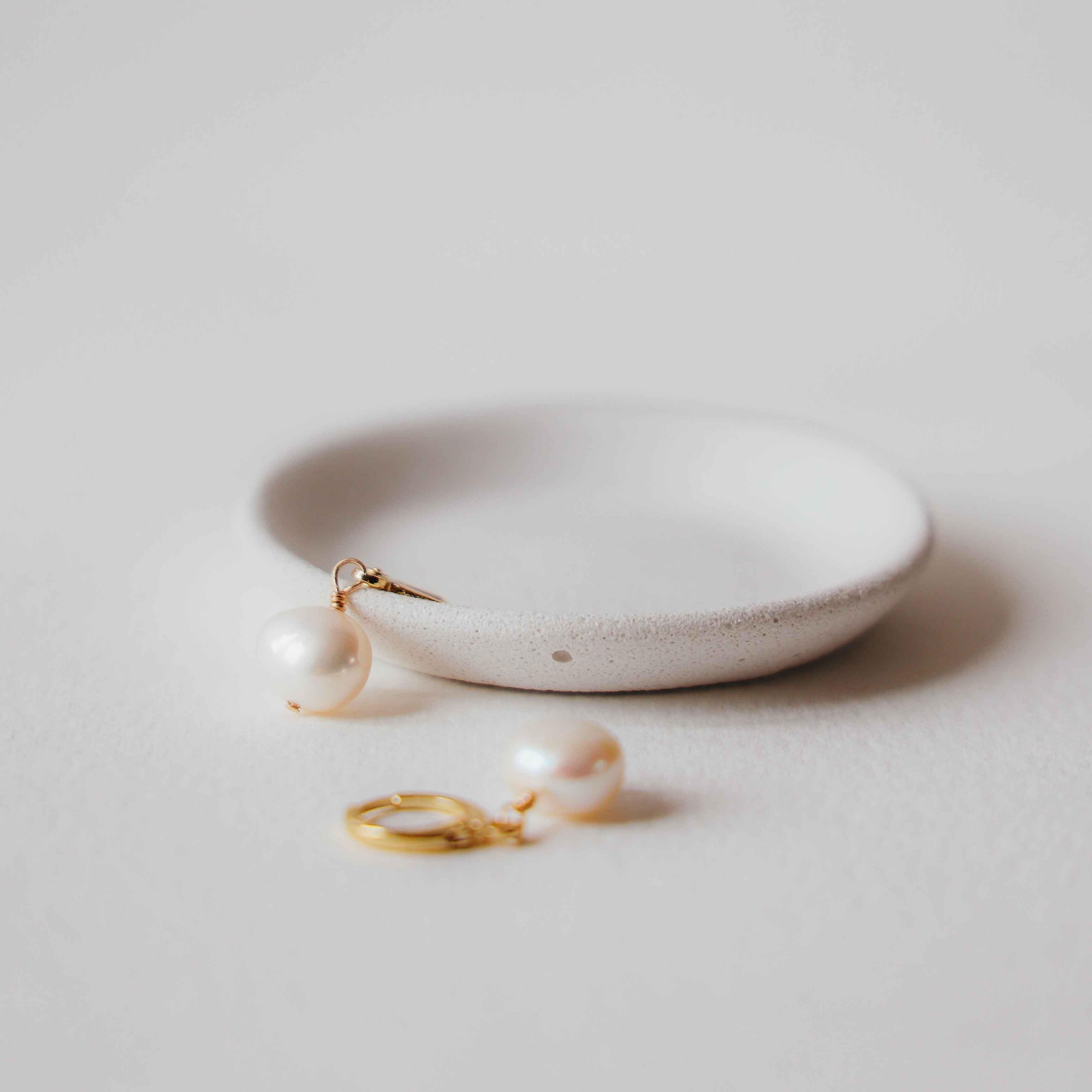 MOLLY 18k gold freshwater pearl earrings